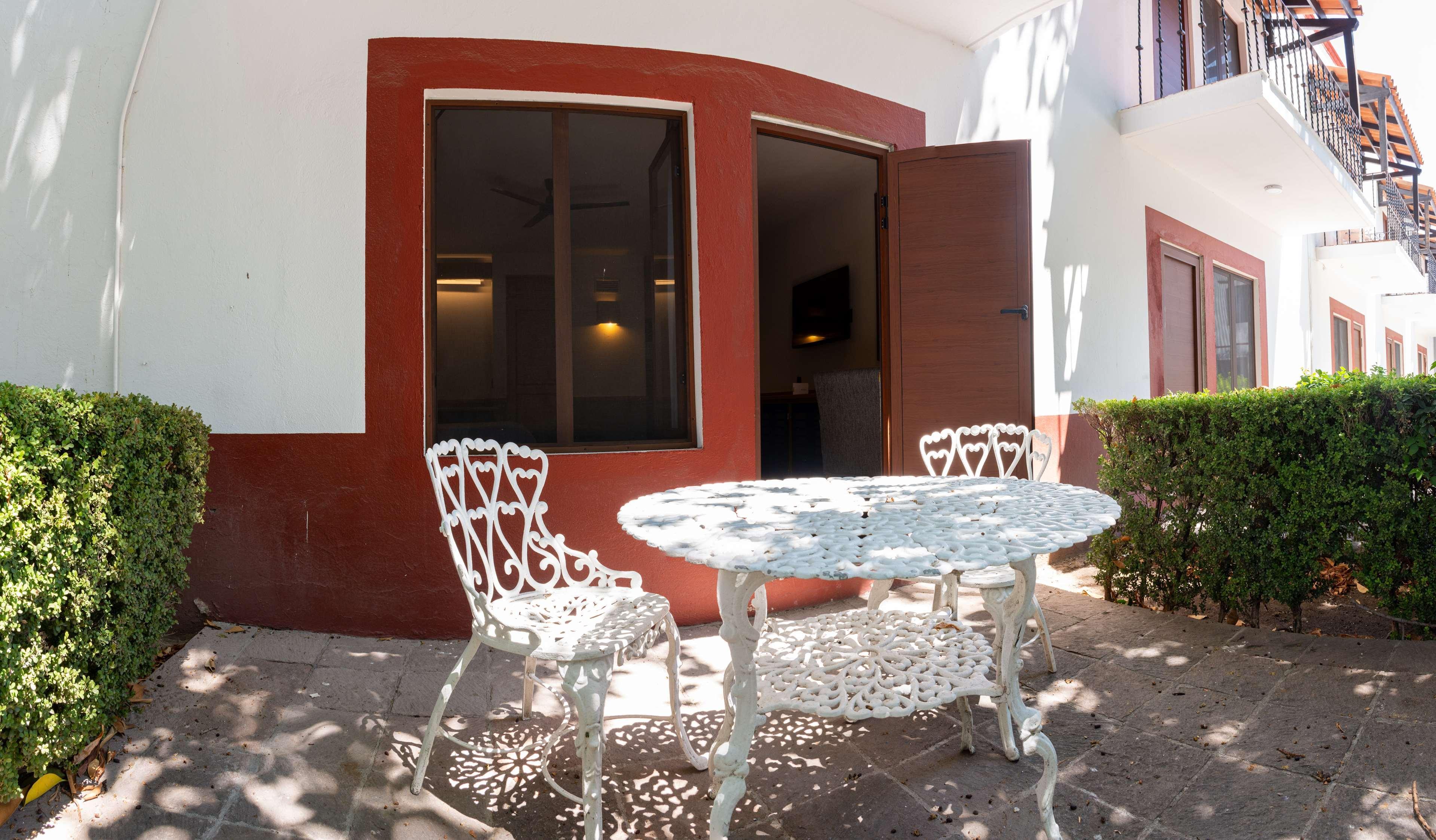 布里萨斯尤里察庄园酒店 克雷塔罗 外观 照片 A typical patio at the hotel