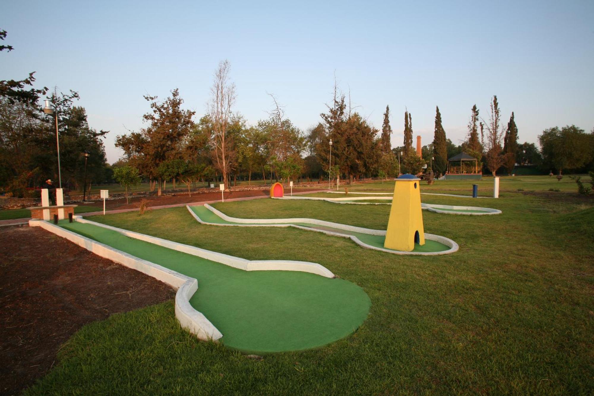 布里萨斯尤里察庄园酒店 克雷塔罗 外观 照片 Miniature golf course in the park